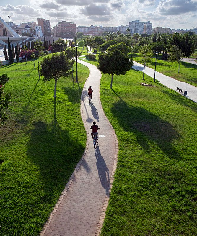 El parque del antiguo cauce del Río Turia y su paso por Valencia ...